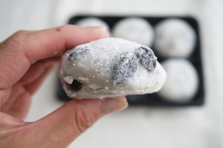 コストコの福べぇ 黒豆塩大福(側面)