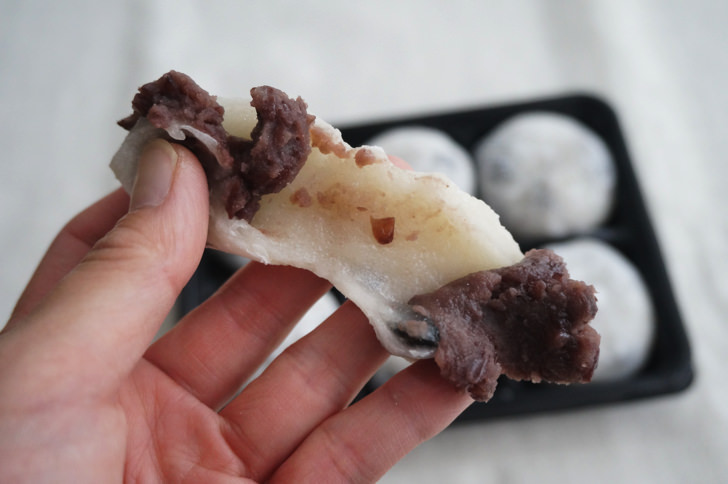 コストコの福べぇ 黒豆塩大福(弾力性)