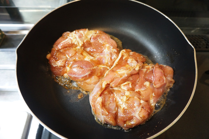 コストコのプルコギのたれ(タレに漬けた鶏肉を焼く)