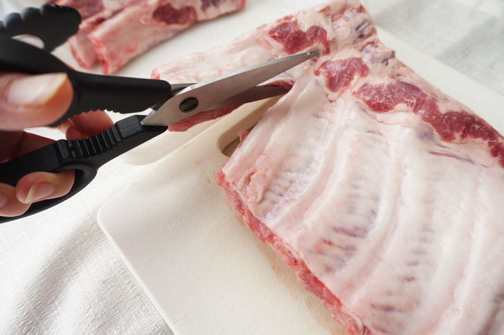 コストコの三元豚スペアリブ(はさみでカット)
