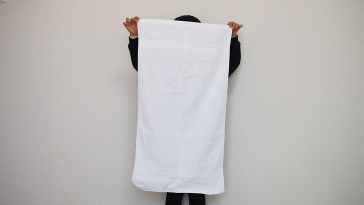 コストコのGRANDEUR ハンドタオル12枚セット(子供に持たせた様子)