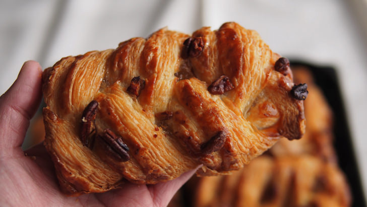 コストコのメープルピーカンシュトルーデル(手のひらにのせた様子)