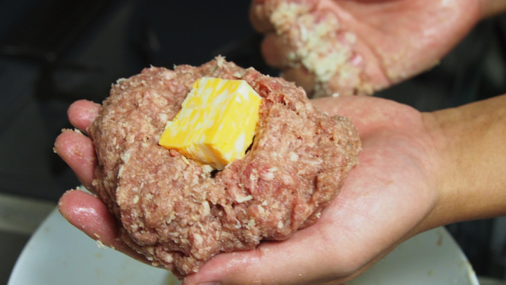 コストコの牛豚合挽き肉(赤身80%)(ハンバーグの中にチーズを投入)