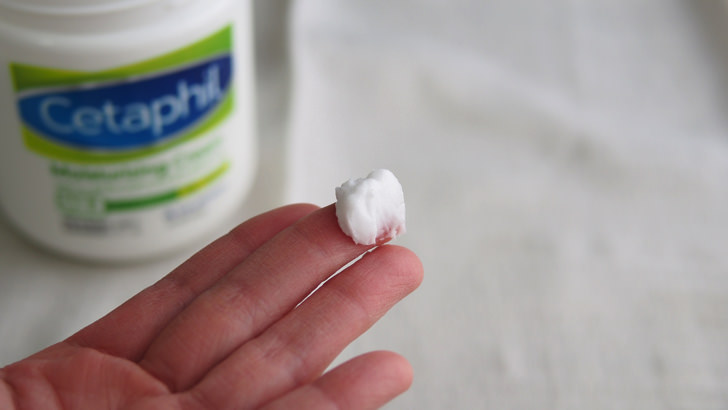 コストコのセタフィル モイスチャライジングクリーム(クリームを手に取った様子)