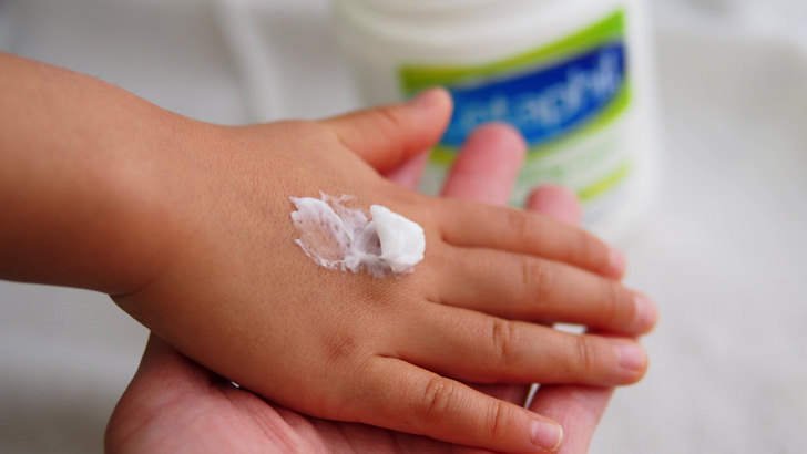 コストコのセタフィル モイスチャライジングクリーム(クリームを手に塗る)