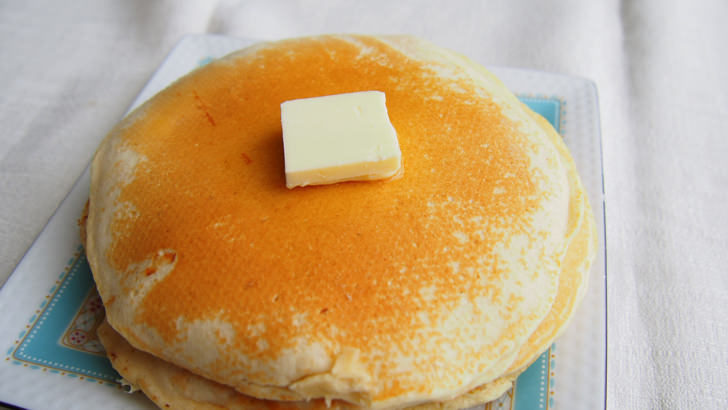 コストコの明治 北海道バター(ホットケーキの上にのせた様子)