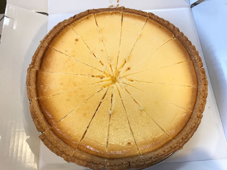 カットしたチーズケーキ