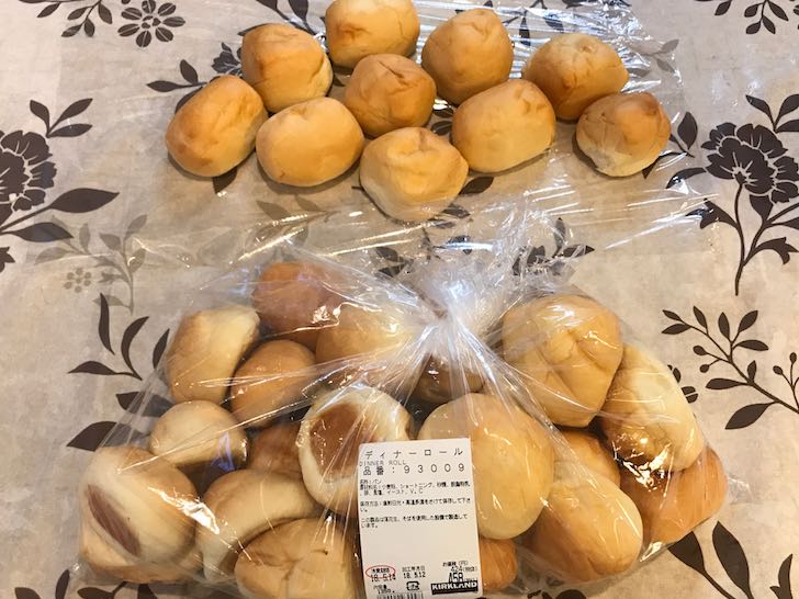 ディナーロールをラップに包んでいる様子