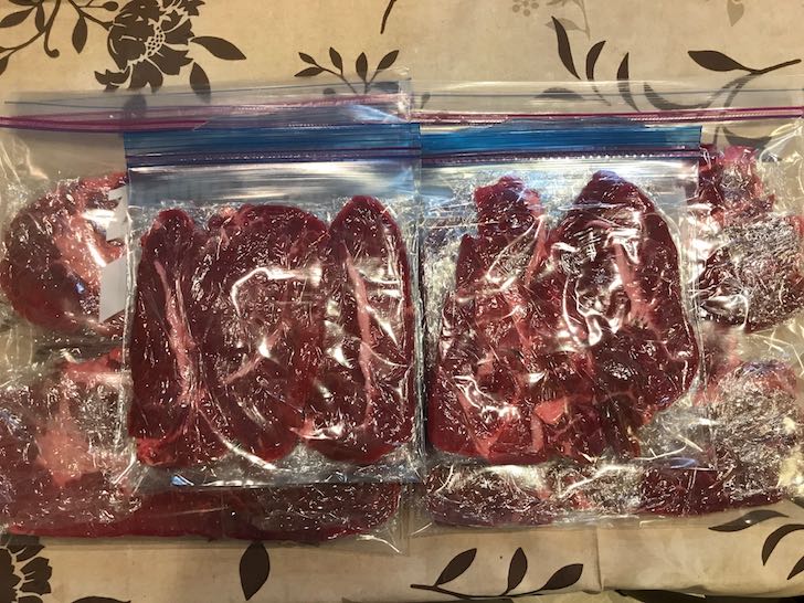 ジッパー付きの袋に入れて分けた、US プライムビーフ 肩ロース焼肉
