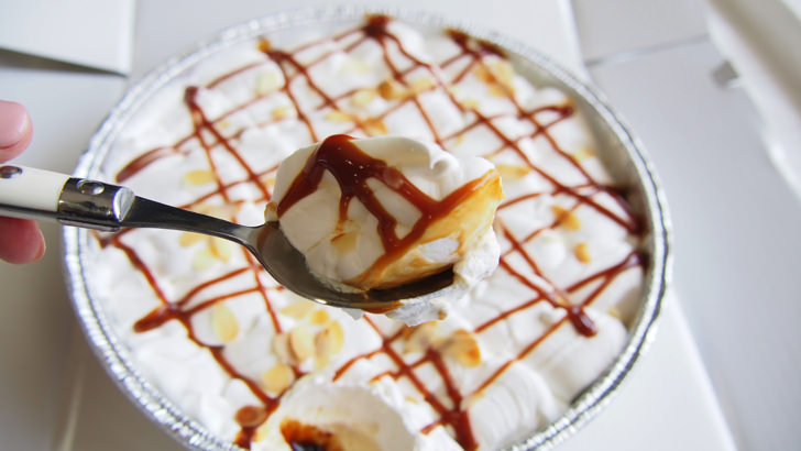 コストコのダブルキャラメルプリン(プリンをスプーンですくったところ)