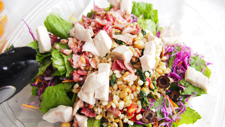 コストコのグレインズボウルサラダ(よく混ぜる)