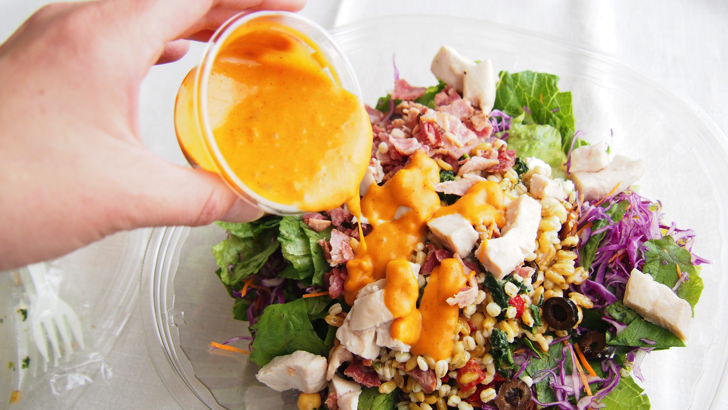 コストコのグレインズボウルサラダ(ドレッシングをかける)