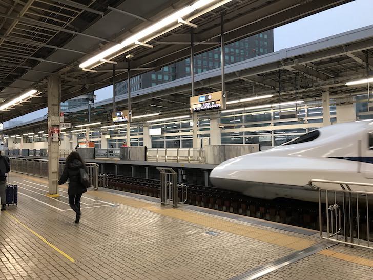 のぞみ206号を待つ列