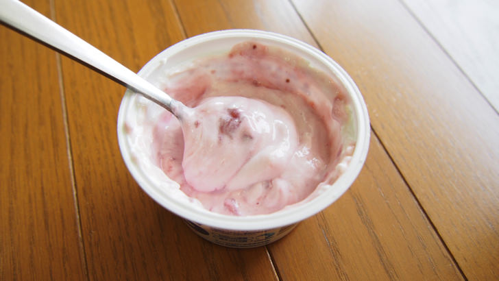 コストコのオイコス ギリシャヨーグルト ストロベリー(ヨーグルトとソースを混ぜる)