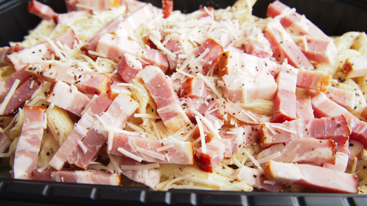 コストコのスモークベーコンカルボナーラ(パスタの表面)