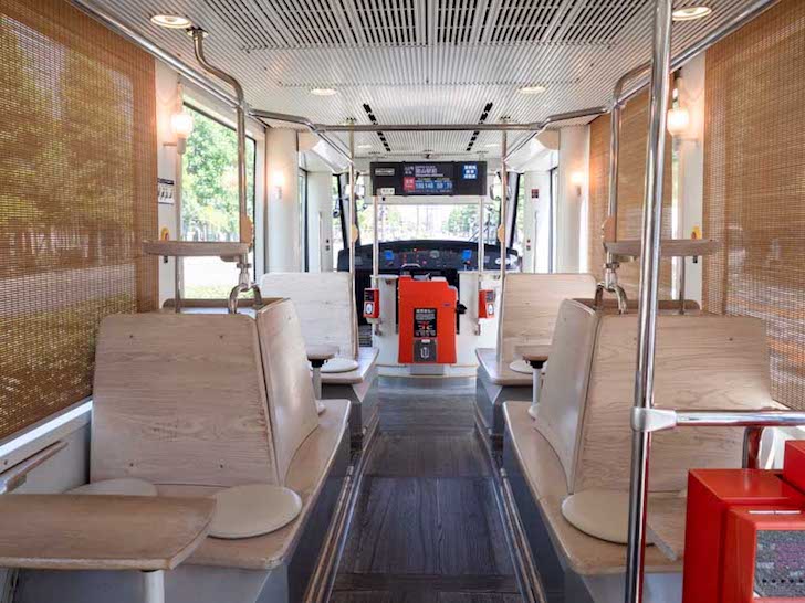 岡山電気軌道 車内(MOMO)