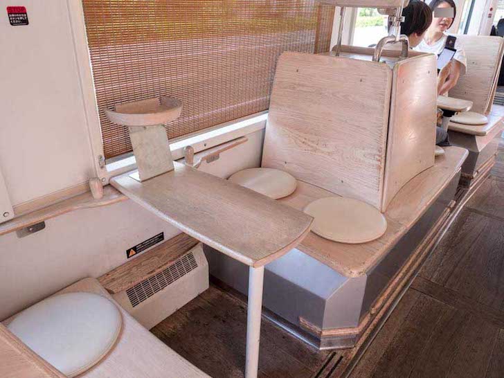 岡山電気軌道 車内(MOMO)