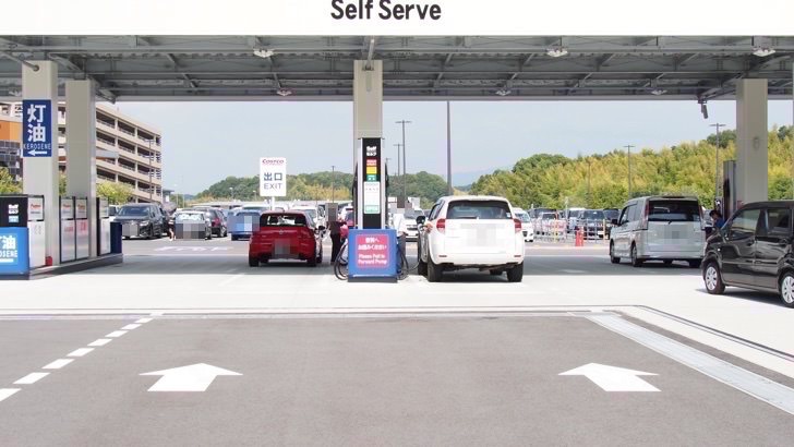 コストコのガスステーション(ガソリンスタンド)(入り口)