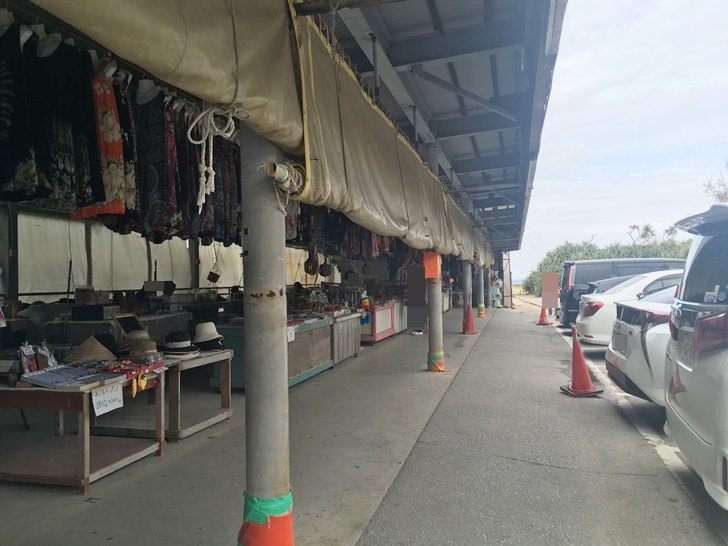 万座毛駐車場と土産ショップの間の通り写真