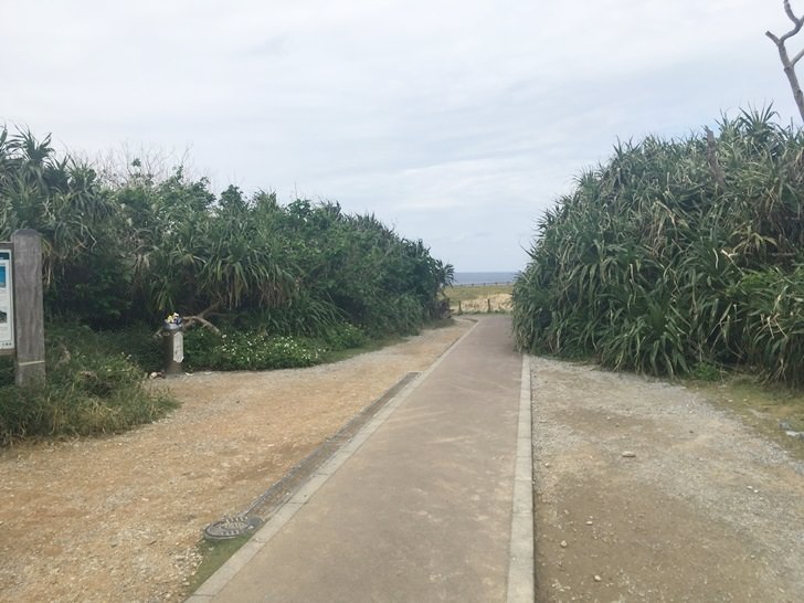 万座毛入口写真