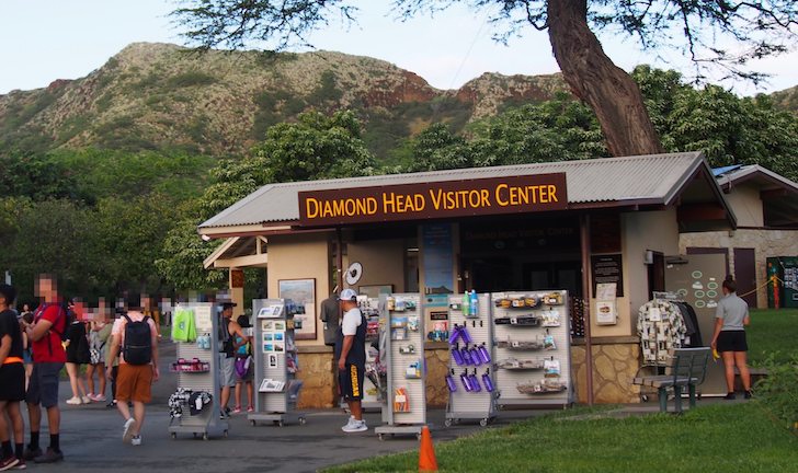 ハワイ・オアフ島にあるダイヤモンドヘッド(入口にある売店)