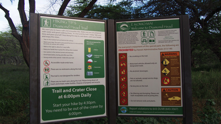 ハワイ・オアフ島にあるダイヤモンドヘッド(注意事項が書かれた掲示板)