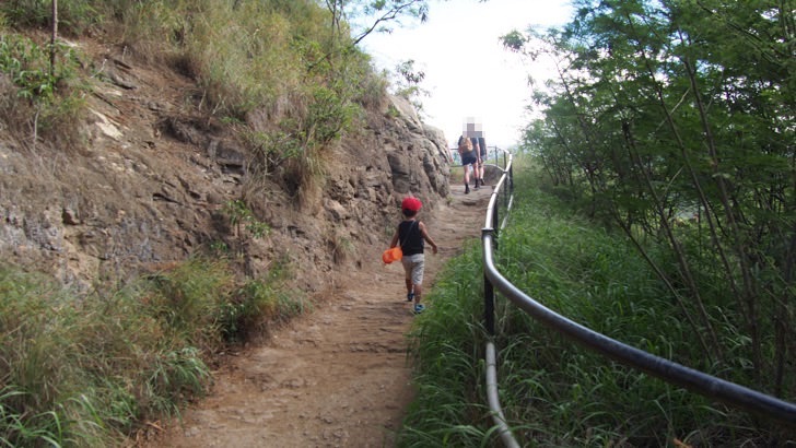 ハワイ・オアフ島にあるダイヤモンドヘッド(山道を子供が登っている様子)