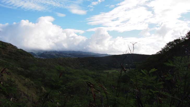 ハワイ・オアフ島にあるダイヤモンドヘッド(山頂付近からの景色)