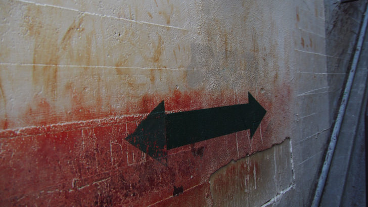 ハワイ・オアフ島にあるダイヤモンドヘッド(経路を示す矢印)