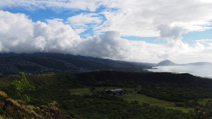ハワイ・オアフ島にあるダイヤモンドヘッド(山頂から見える山側の景色)