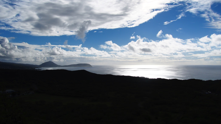 ハワイ・オアフ島にあるダイヤモンドヘッド(山頂から見える山と海)