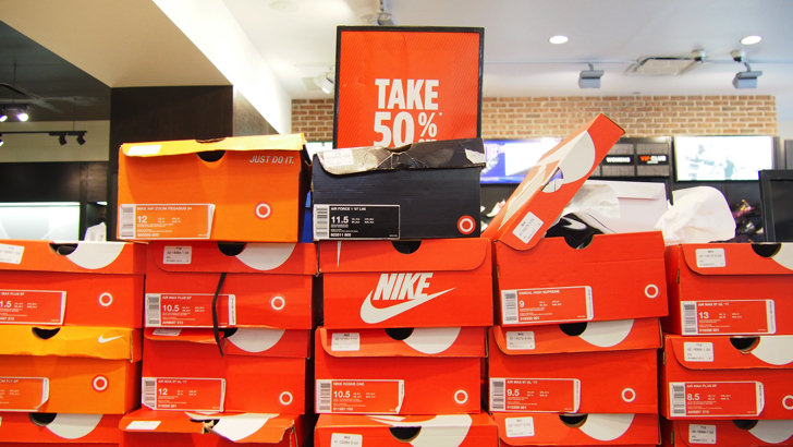 ハワイのアラモアナセンターにあるフットロッカー(Foot Locker)(50%OFFになったスニーカー)