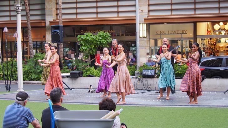 ハワイ・オアフ島のワイキキビーチウォークで行われたフラダンスショー(ショーの様子)