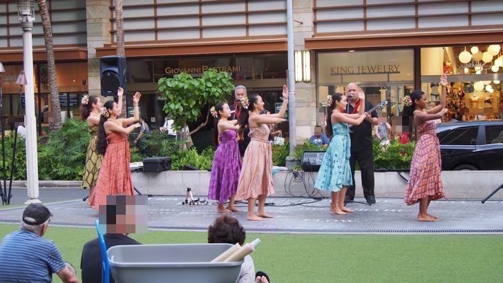 ハワイ・オアフ島のワイキキビーチウォークで行われたフラダンスショー(ショーの様子2)