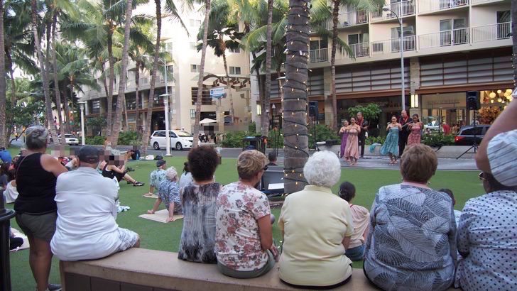 ハワイ・オアフ島のワイキキビーチウォークで行われたフラダンスショー(観客の様子)