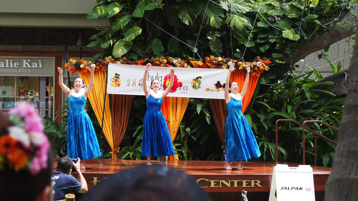 ハワイ・オアフ島のロイヤルハワイアンセンターで行われたフラダンスショー(ショーの様子)
