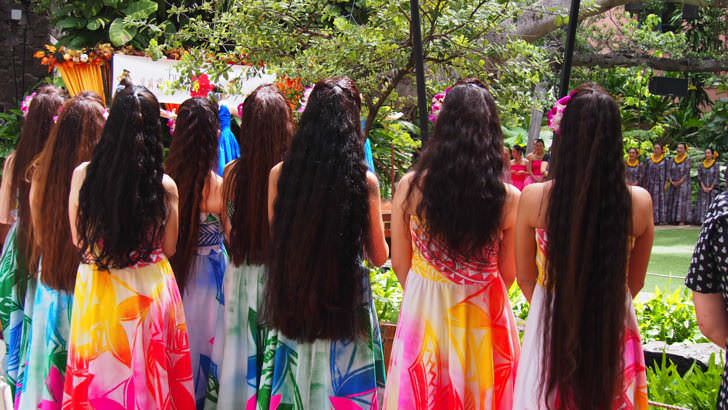 ハワイ・オアフ島のロイヤルハワイアンセンターで行われたフラダンスショー(出番を待っている人たちの様子)