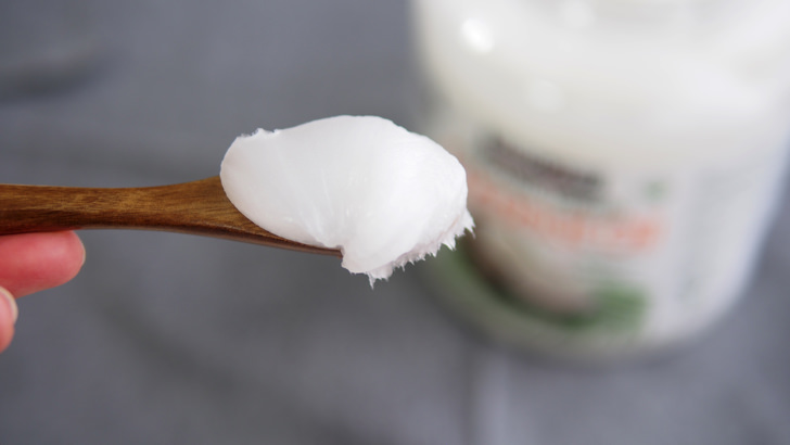 コストコのオーガニックココナッツオイル(スプーンですくった状態)