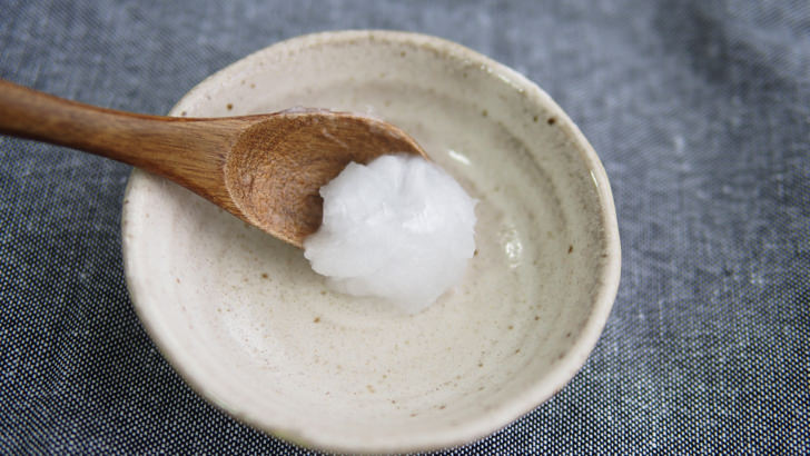 コストコのオーガニックココナッツオイル(少し溶けた状態)