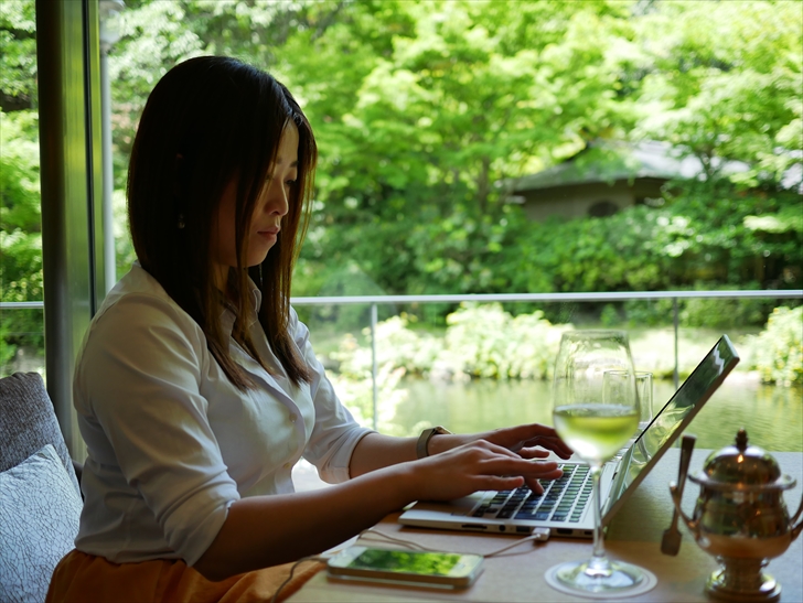 カフェで仕事するなつみと