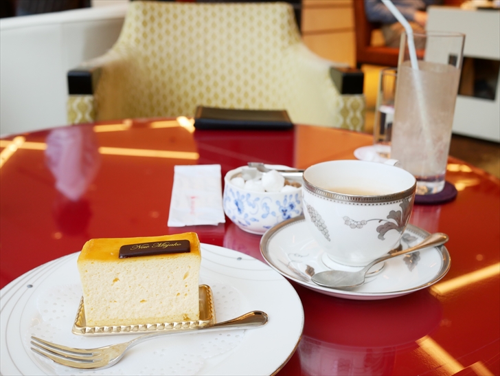 ホテルラウンジでケーキとコーヒー