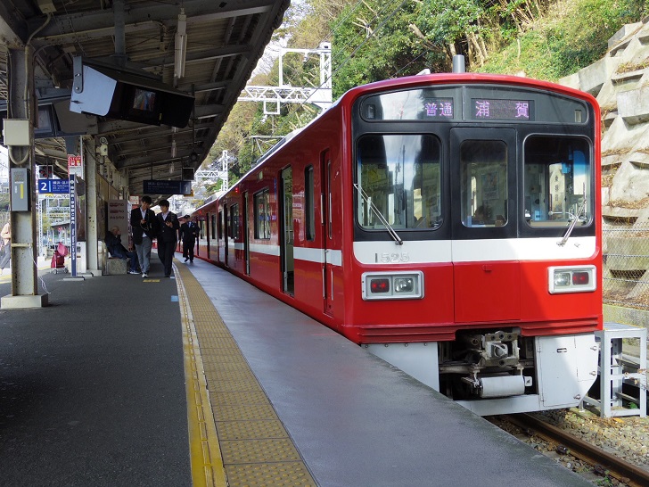 短い4両編成で到着