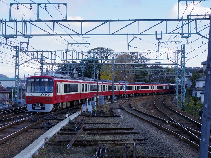 右が三崎口方面、左は浦賀方面
