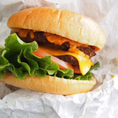 コストコのフードコートにあるチーズバーガーを徹底レビュー！美味しさやボリュームはどんな感じ？