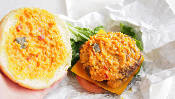コストコ・フードコートのチーズバーガー(ハンバーガーのバンズをとったところ)