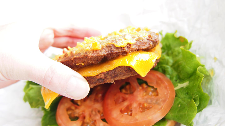 コストコ・フードコートのチーズバーガー(ハンバーガーのパティの大きさと厚み)