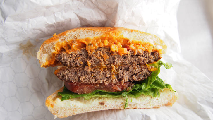 コストコ・フードコートのチーズバーガー(ハンバーガーの断面)