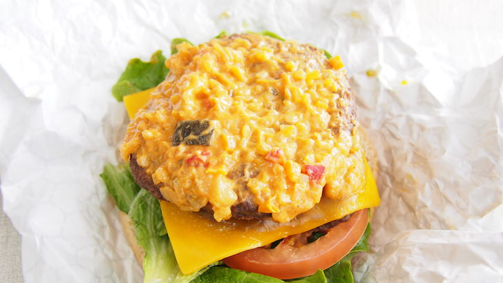 コストコ・フードコートのチーズバーガー(ハンバーガーのパティにかかっているソース)