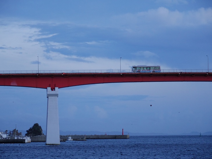 城ヶ島から出るバスをこんな風に撮ることもできます
