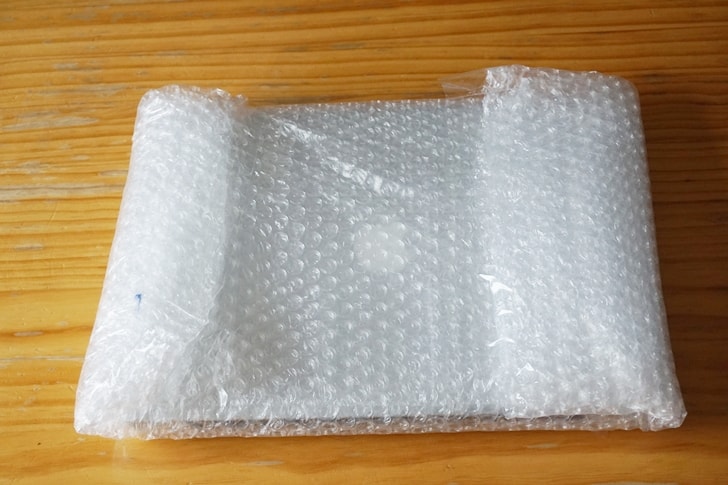 【パソコン買取アローズ】買取希望のパソコンをプチプチでくるむ